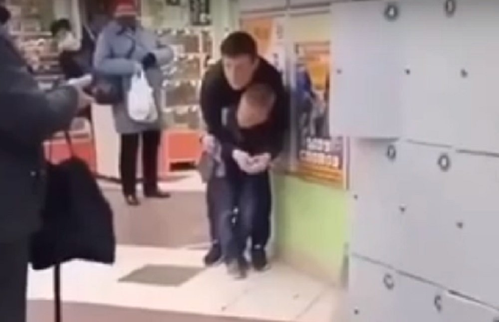 Работник магазина в Ростове напал на ребенка и скрутил ему руки