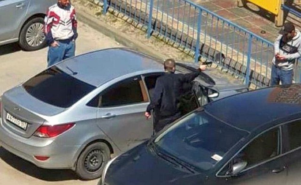 В Батайске вооруженный пистолетом мужчина устроил на улице дебош