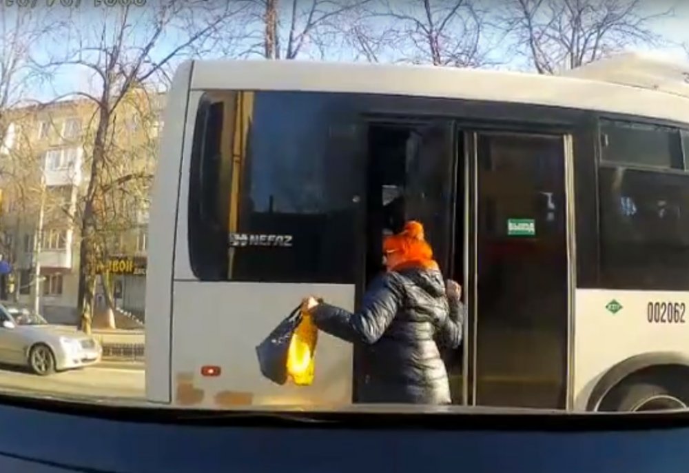 В Ростове водитель автобуса едва не покалечил пассажирку