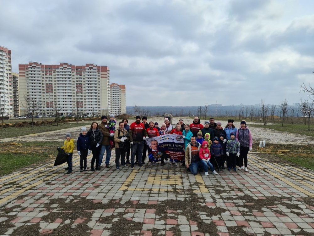Жители Суворовского и их соседи провели субботник в парке им. 70-летия Победы