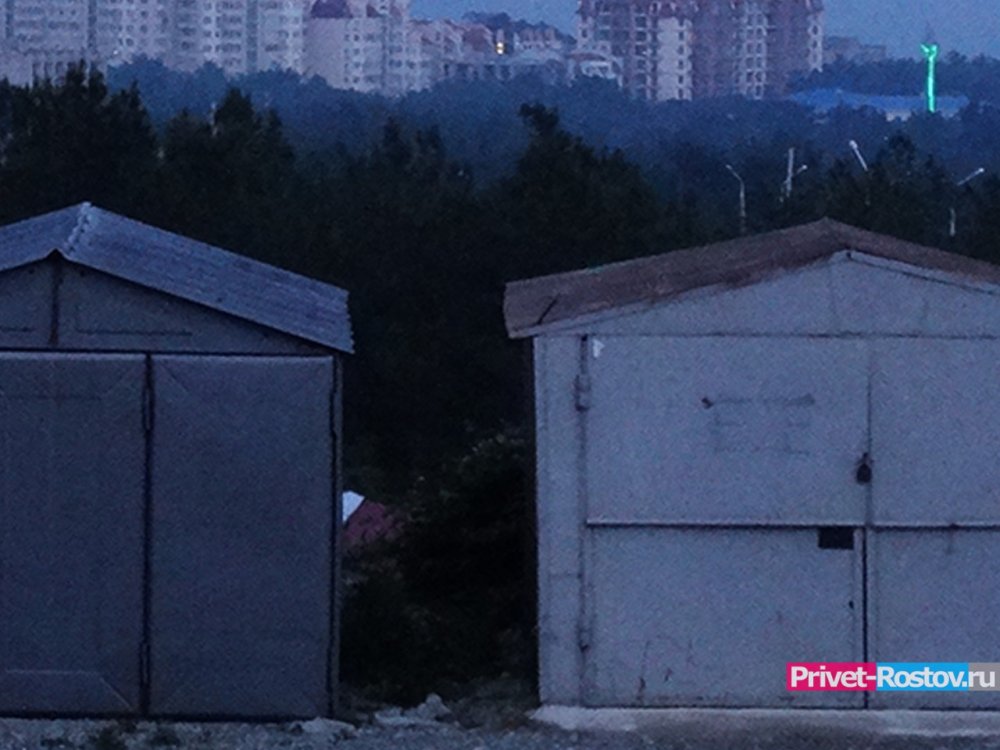 В Ростове власти начали демонтировать самовольно установленные гаражи и сараи
