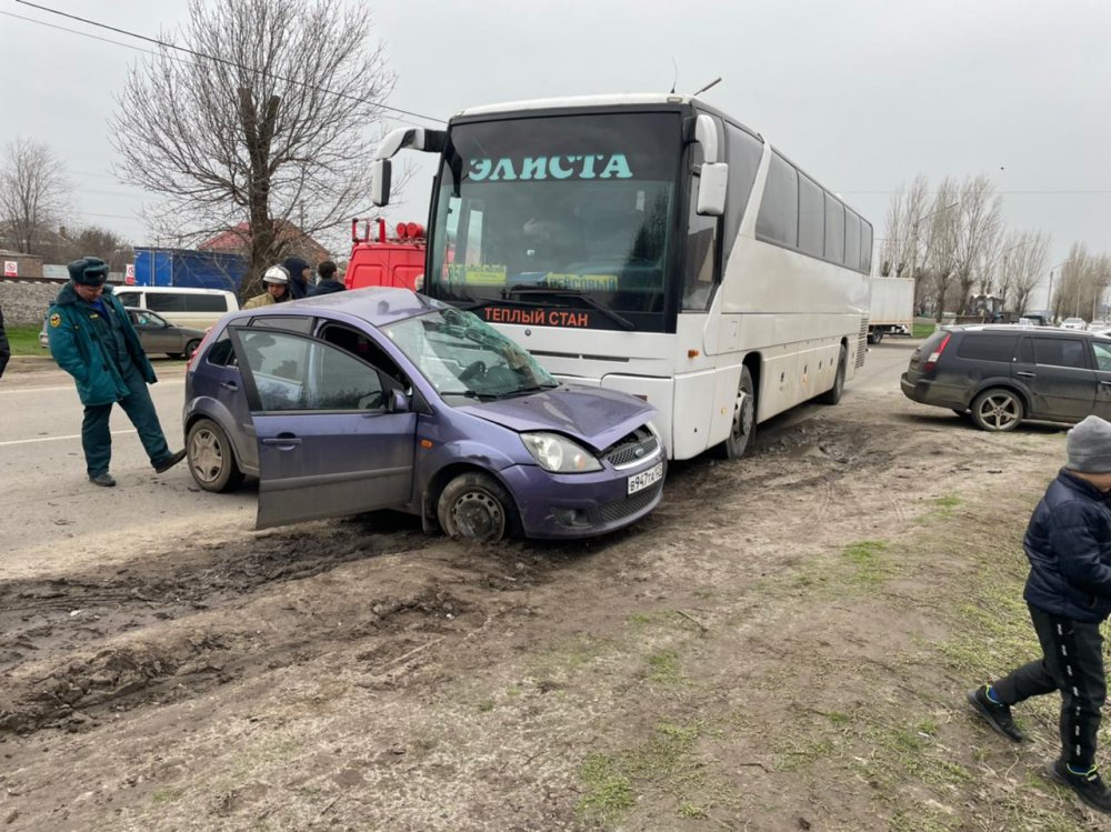 Один человек погиб в ДТП с пассажирским автобусом в Сальске