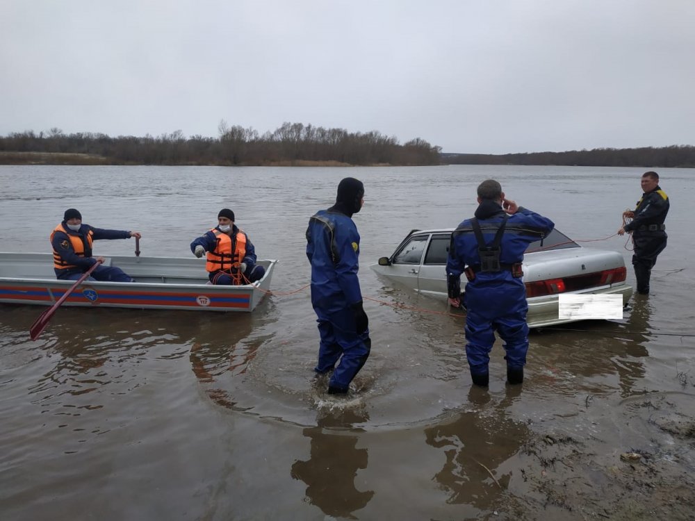 В Ростовской области автомобиль скатился со склона в реку Дон и утонул
