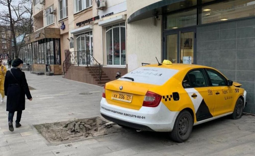 Таксист сбил женщину на тротуаре и врезался в стену магазина в Ростове-на-Дону