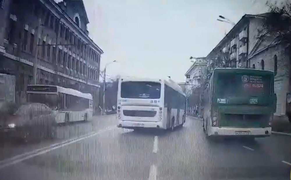 Гонки до безумия закатили водители автобусов в центре Ростова