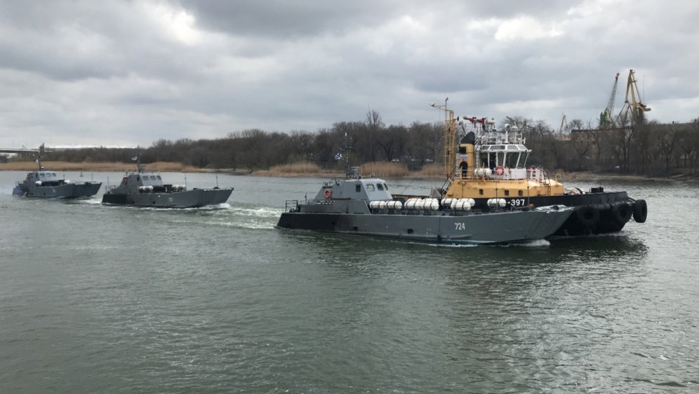 Боевые корабли Каспийской флотилии стягивают через Ростов к Черному морю