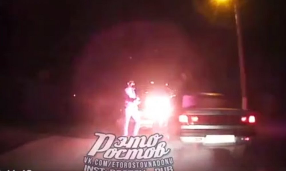 Мужчина с огнёметом набросился на автомобилиста на трассе Ростов-Шахты