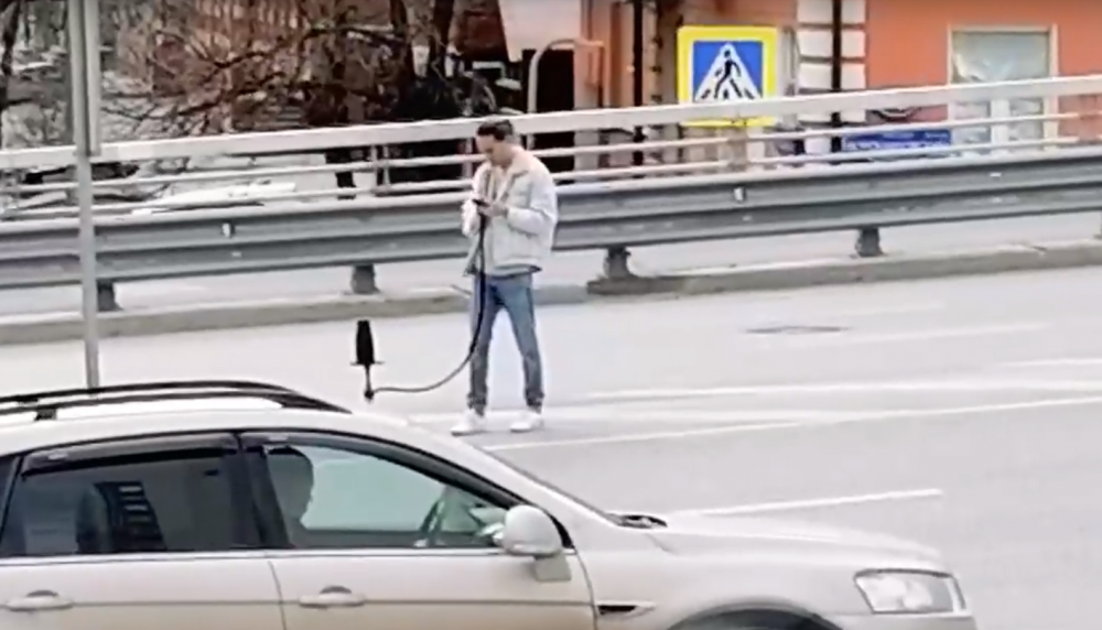 Кальян посреди улицы курил молодой человек в Ростове