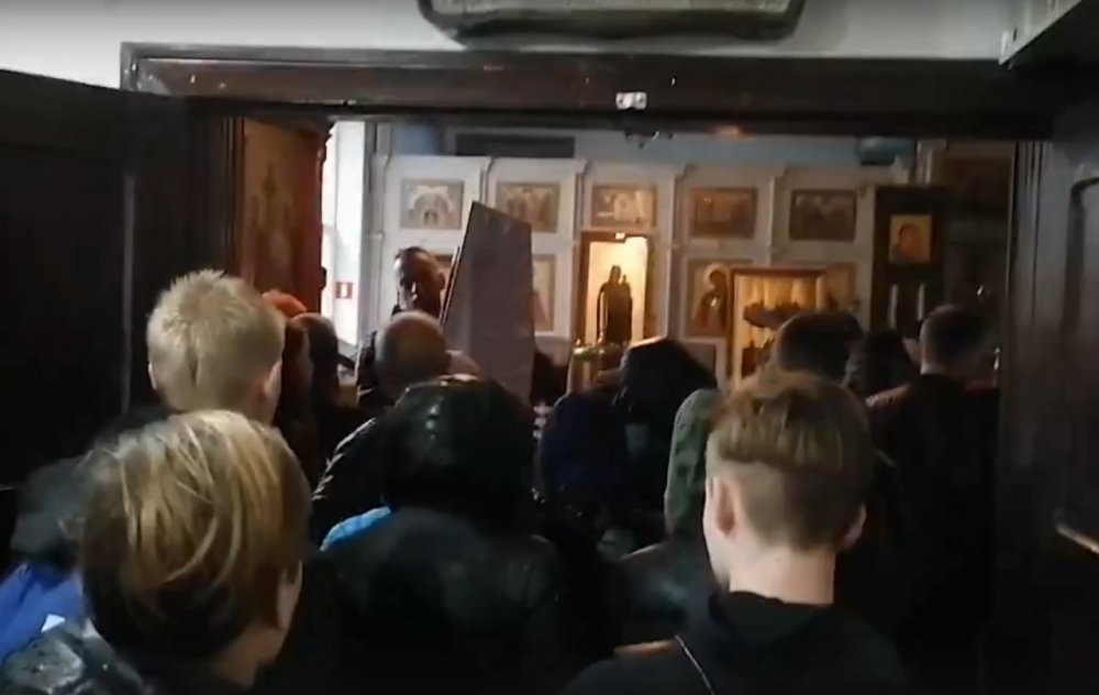 Сотни людей в Новочеркасске пришли на похороны погибших в страшном ДТП подростков