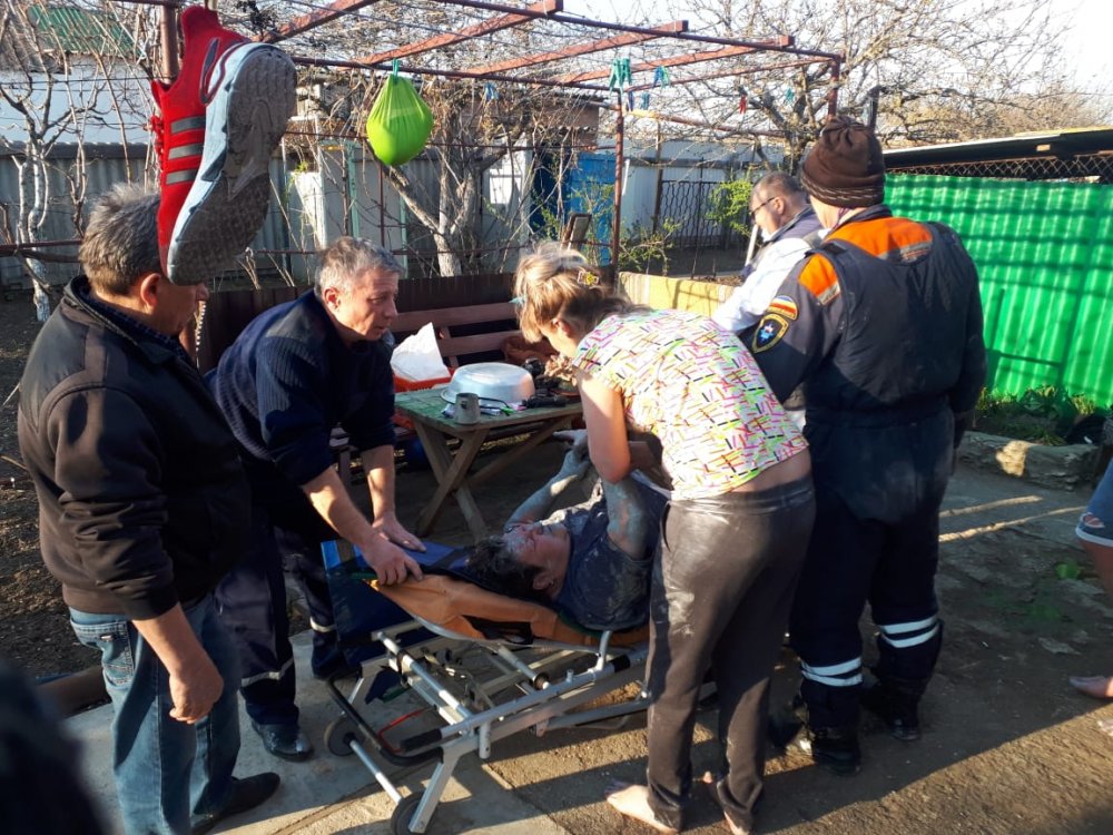 Спасли от удушения: в Ростовской области спасатели помогли женщине, рухнувшей в подвал
