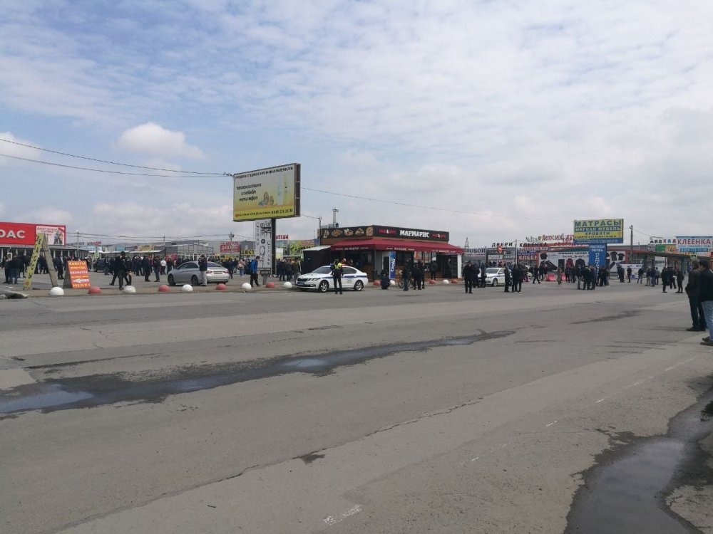 Три дня продавцам на рынке в Аксае на распродажу товара дали силовики