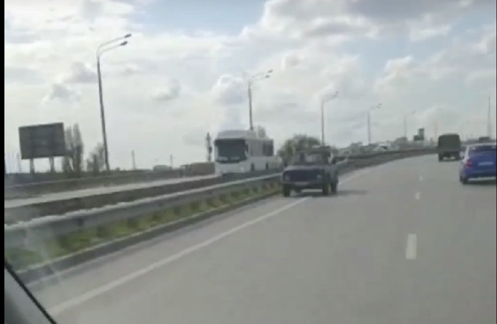 Через мост Сиверса в Ростове автомобилист ехал по встречке