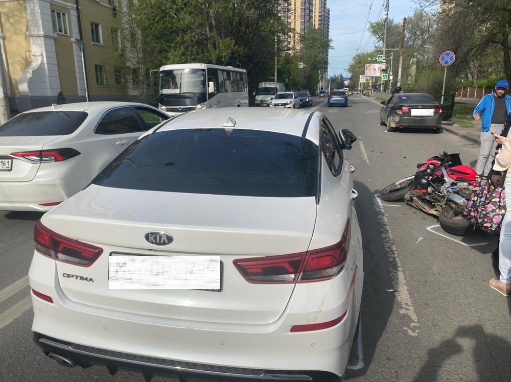 В Ростове-на-Дону мотоциклист без прав спровоцировал тройное ДТП