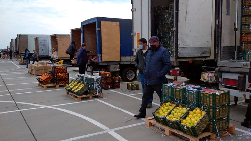 Торговцам с оцепленного рынка под Ростовом пригрозили снести бульдозерами павильоны с товаром