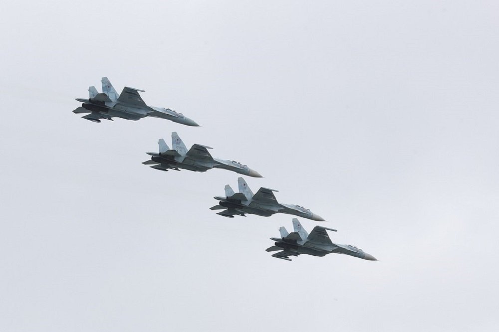 Секретный самолет на случай ядерной войны показали на параде Победы в Ростове
