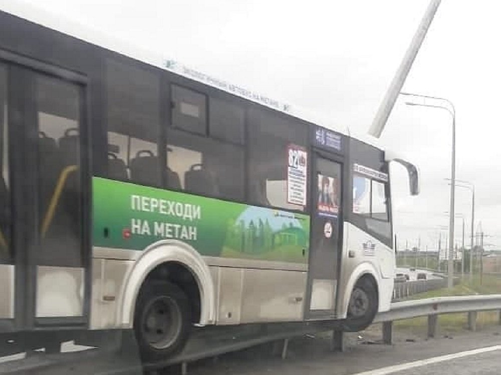 Автобус протаранил столб и «взлетел» на ограждение перед мостом Сиверса в Ростове