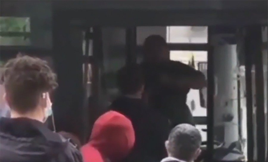 Драка водителя автобуса и легковушки в центре Ростова попала на видео