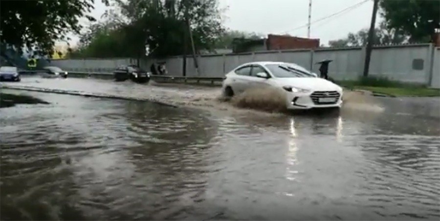 Мощный ливень парализовал движение на дорогах Ростова-на-Дону