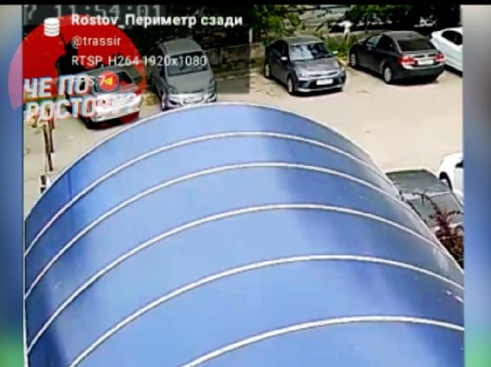В Ростове неизвестный из пневматического ружья обстреливает припаркованные автомобили