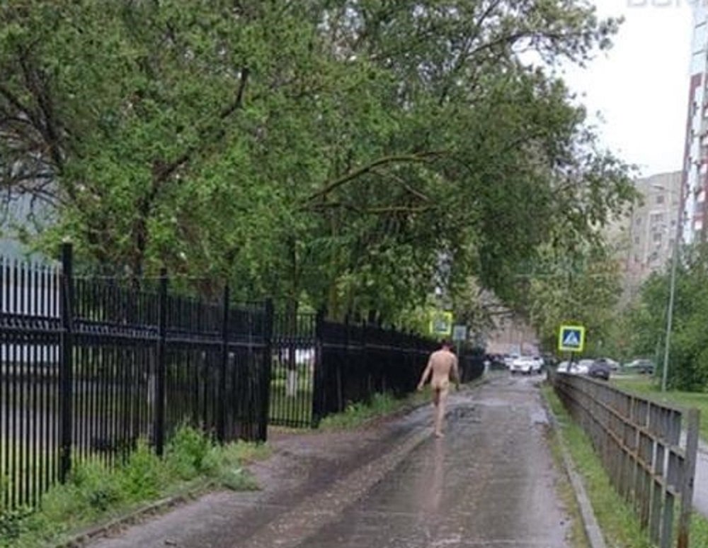 Голый мужчина гулял по улицам в Волгодонске