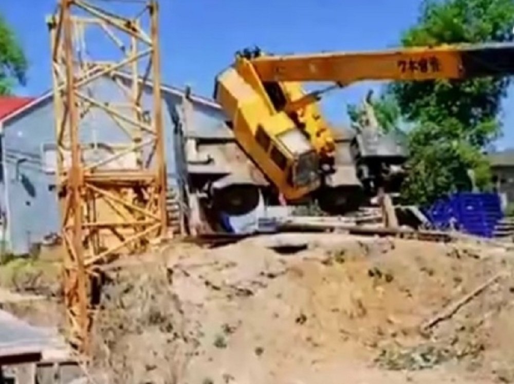 В Ростове-на-Дону строительный кран обрушился на газопровод