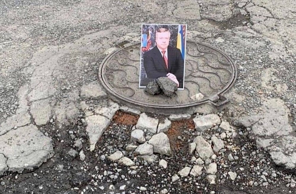Чудотворными портретами губернатора Голубева украсили дорогу в Ростове