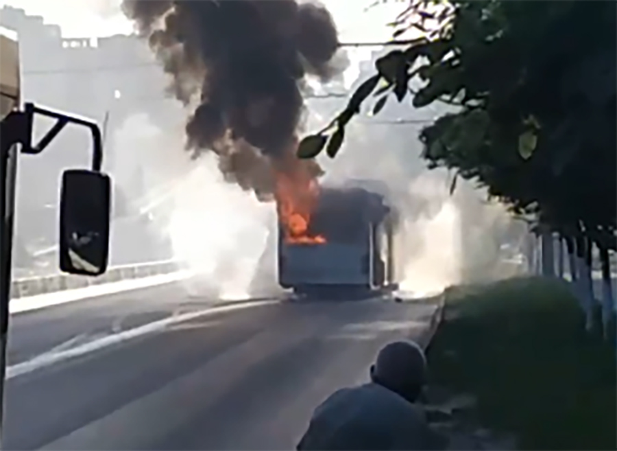 Автобус с пассажирами сгорел в Ростове-на-Дону на проспекте Стачки