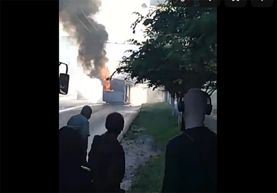 В Ростове-на-Дону загорелся автобус с пассажирами на проспекте Стачки