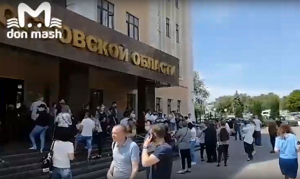 Торговцы с закрытых аксайских рынков прибыли к зданию прокуратуры Ростовской области