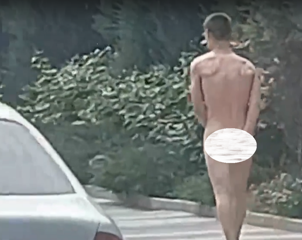 Абсолютно голый мужчина идет по центру Ростова и шокирует горожан