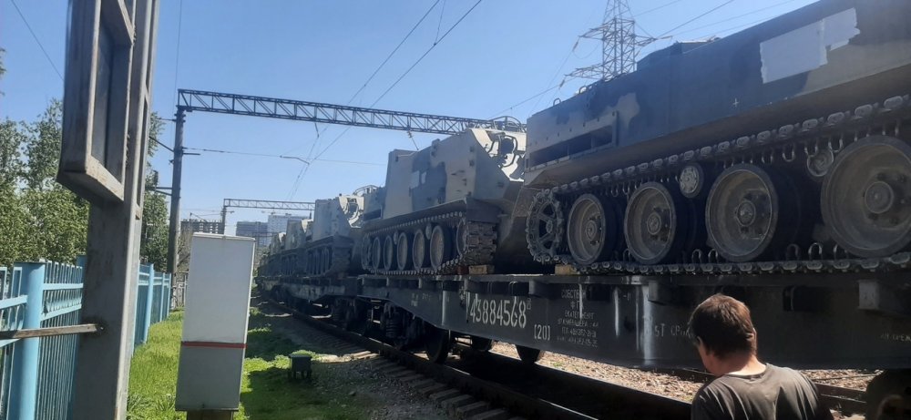Огромное скопление военной техники на железной дороге напугало ростовчан