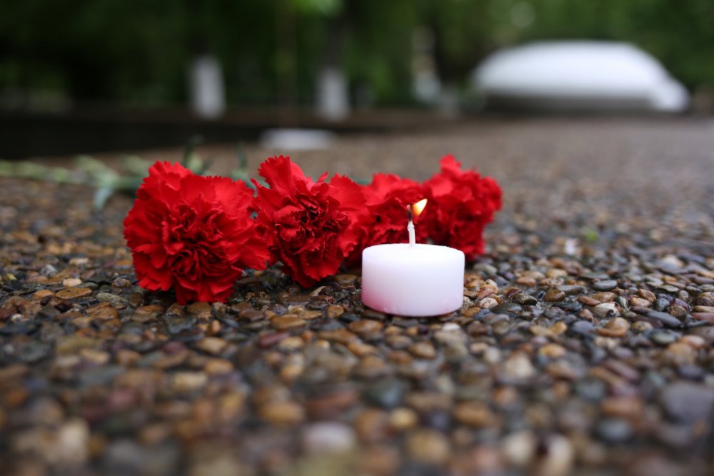 Стихийный мемориал возник в центре Ростова-на-Дону в память о погибших в Казани