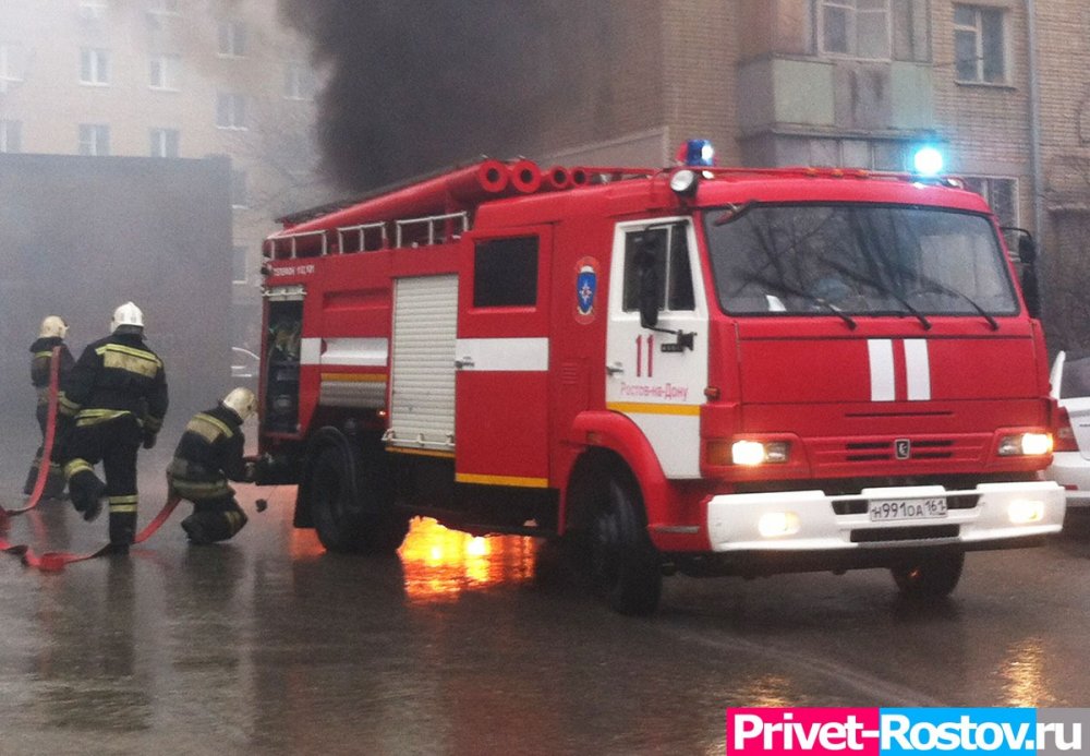 В Ростове пожарные спасли людей из загоревшейся девятиэтажки