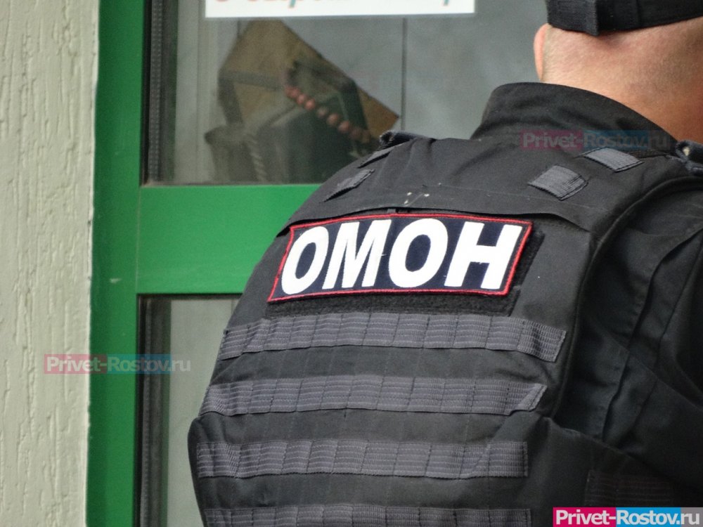 В Ростовской области у мужчины бойцы ОМОНа изъяли автомат Калашникова, гранаты и наркотики