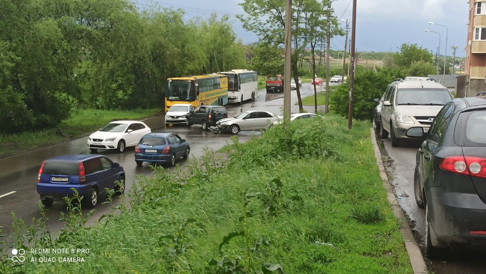 Автобус заблокировал проезд по Лелюшенко в Ростове