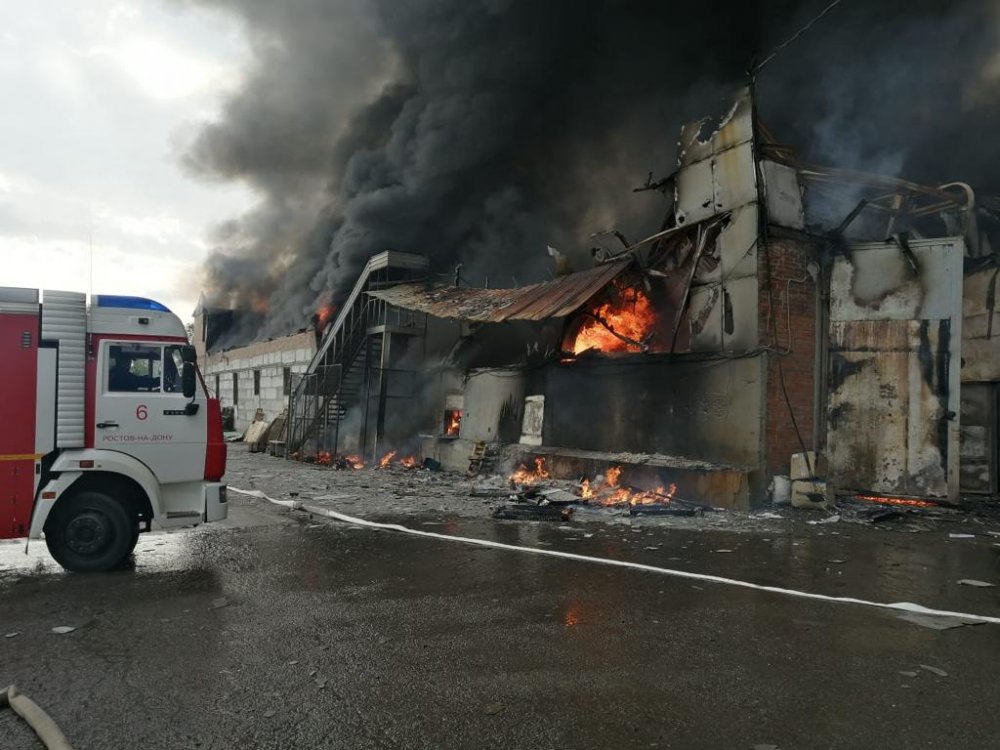 В Ростове-на-Дону произошел крупный пожар на двухэтажном складе