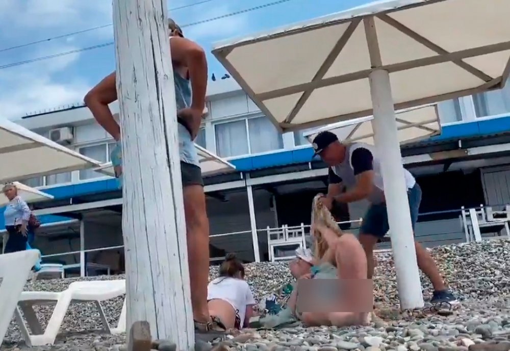 В Сочи девушек жестко выгнал с пляжа директор