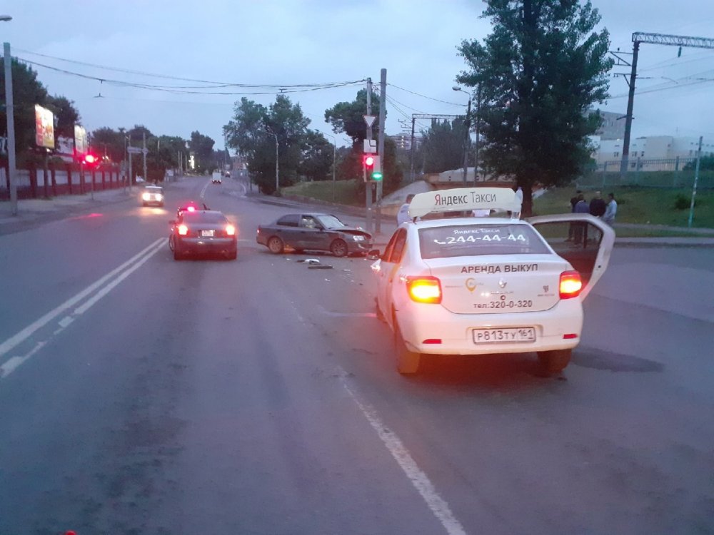 На Менжинского в Ростове столкнулись три автомобиля