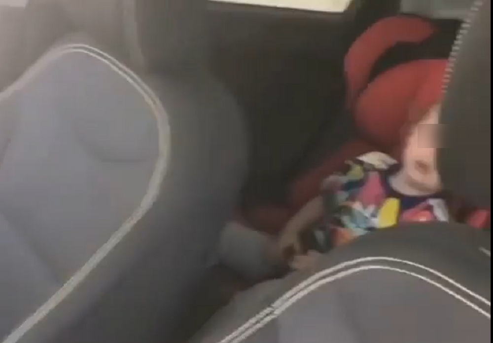 Беспомощного малыша родители заперли в машине в Ростове и ушли