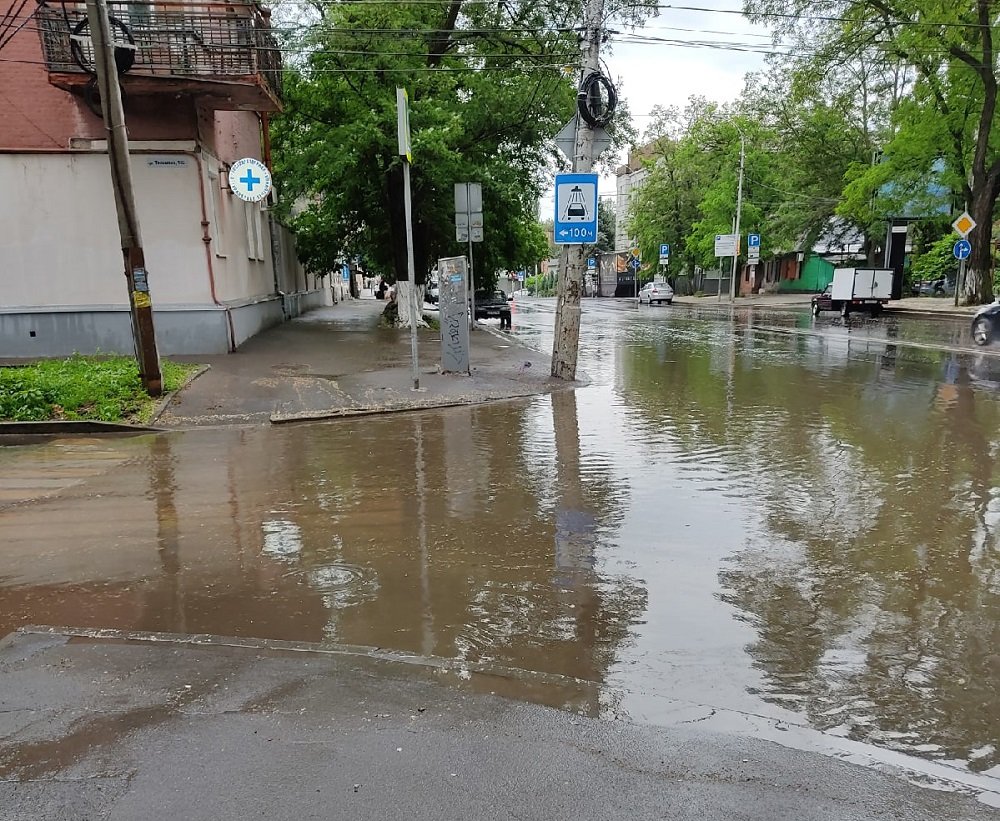 В Ростове-на-Дону затопило проспект Кировский после дождя