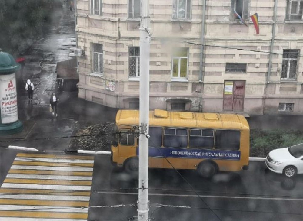 Поджидающий у дома похоронный автобус наводит ужас на жительницу в Новочеркасске