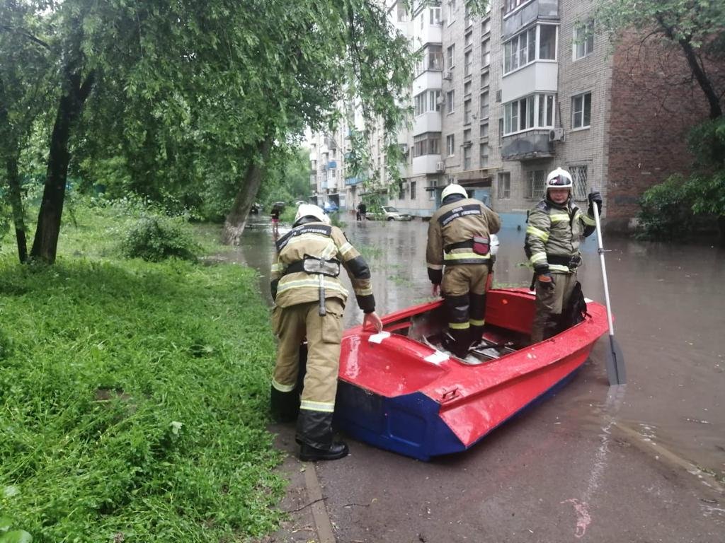 Из-за сильного ливня затопило подъезд многоквартирного дома в Ростове-на-Дону  2 июня