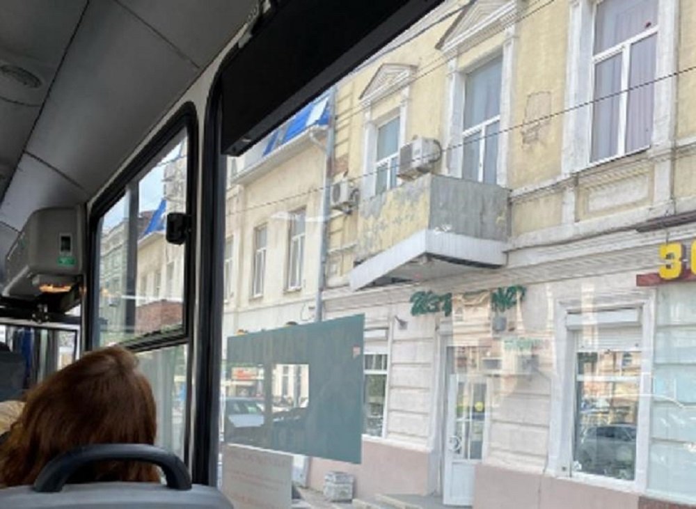 Аварийный балкон в центре Ростова города угрожает жизни ростовчан