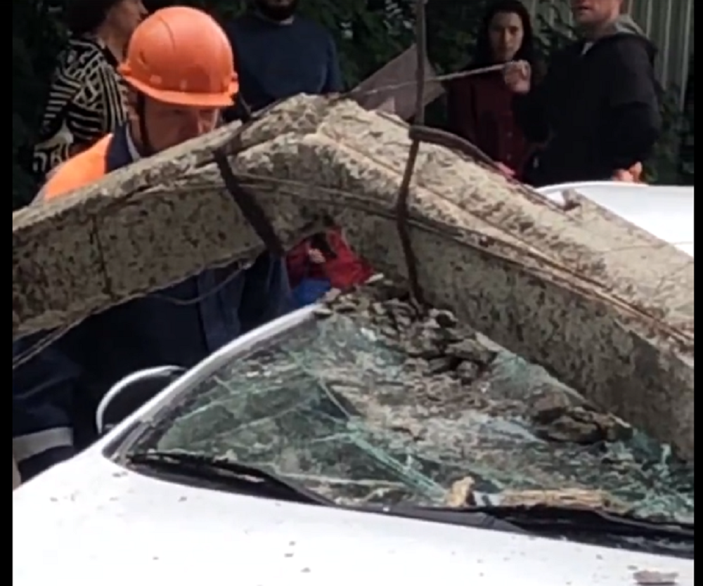 В Ростове-на-Дону бетонный столб рухнул на припаркованную иномарку