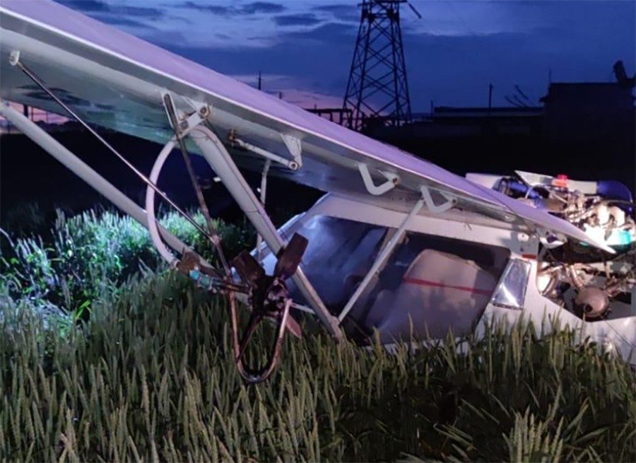 Следователи работают на месте крушения легкомоторного самолёта в Ростовской области