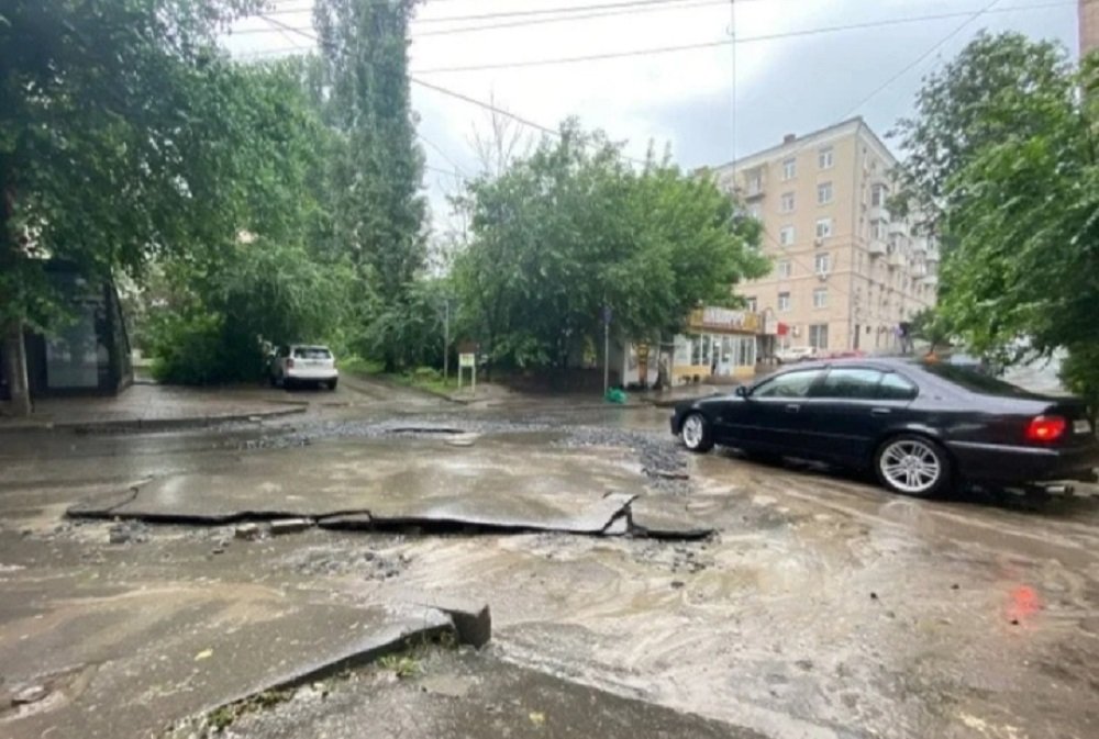Вода размыла участок переулка Халтуринского в центре Ростова