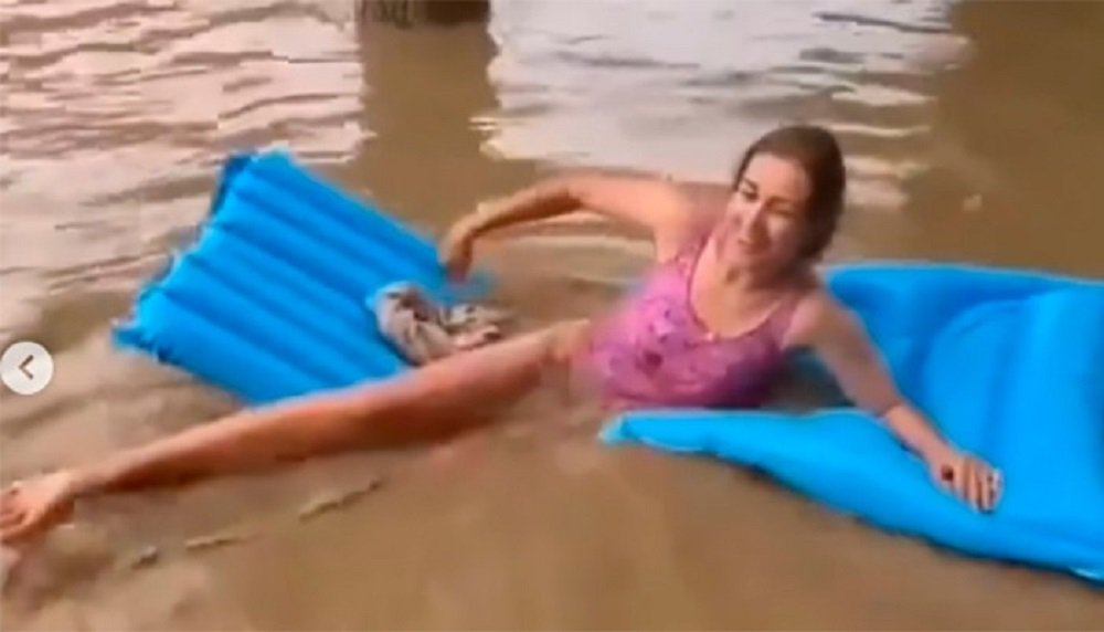Полуголая девушка, плавающая на матрасе на затопленной улице, поразила россиян
