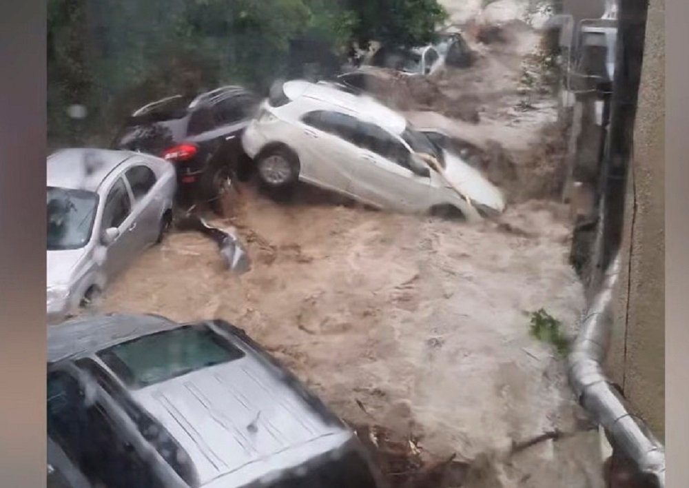 После разрушительного потопа в Керчи мощнейший ливень обрушился и на Ялту