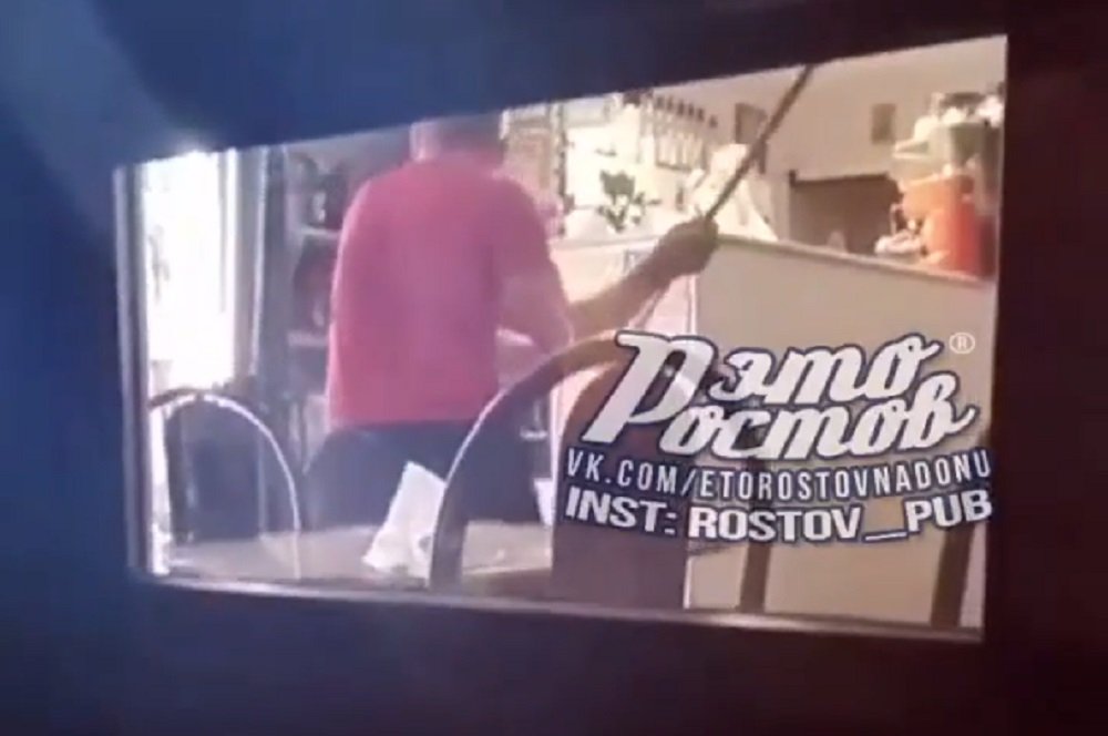 Крушивший кафе на Шолохова после алкогольной атаки ростовчанин попал на видео