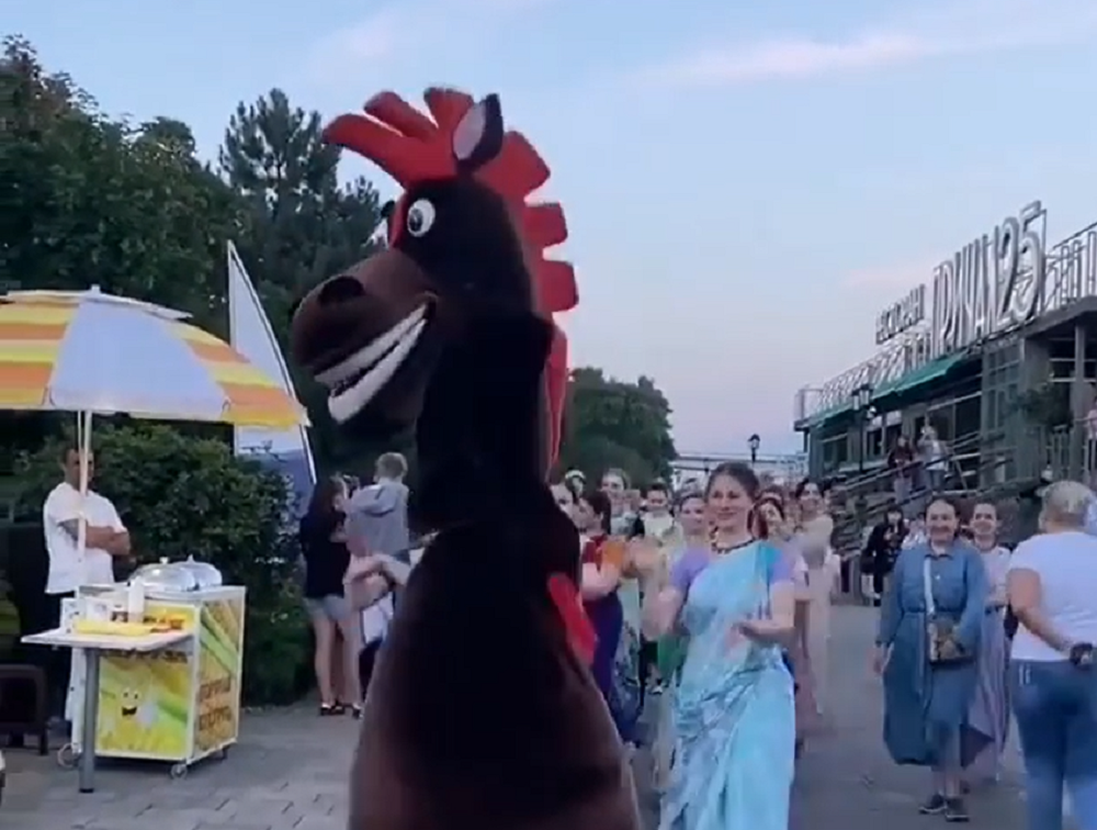 Танцующий Конь Юлий расцеловал кришнаитов на набережной в Ростове